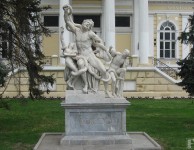 Возле археологического музея