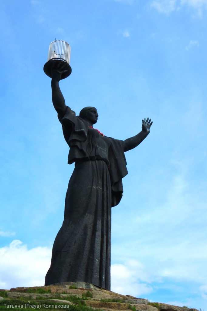 Меморіальний комплекс "Пагорб Слави" з монументом "Вітчизна Матір" в Черкасах